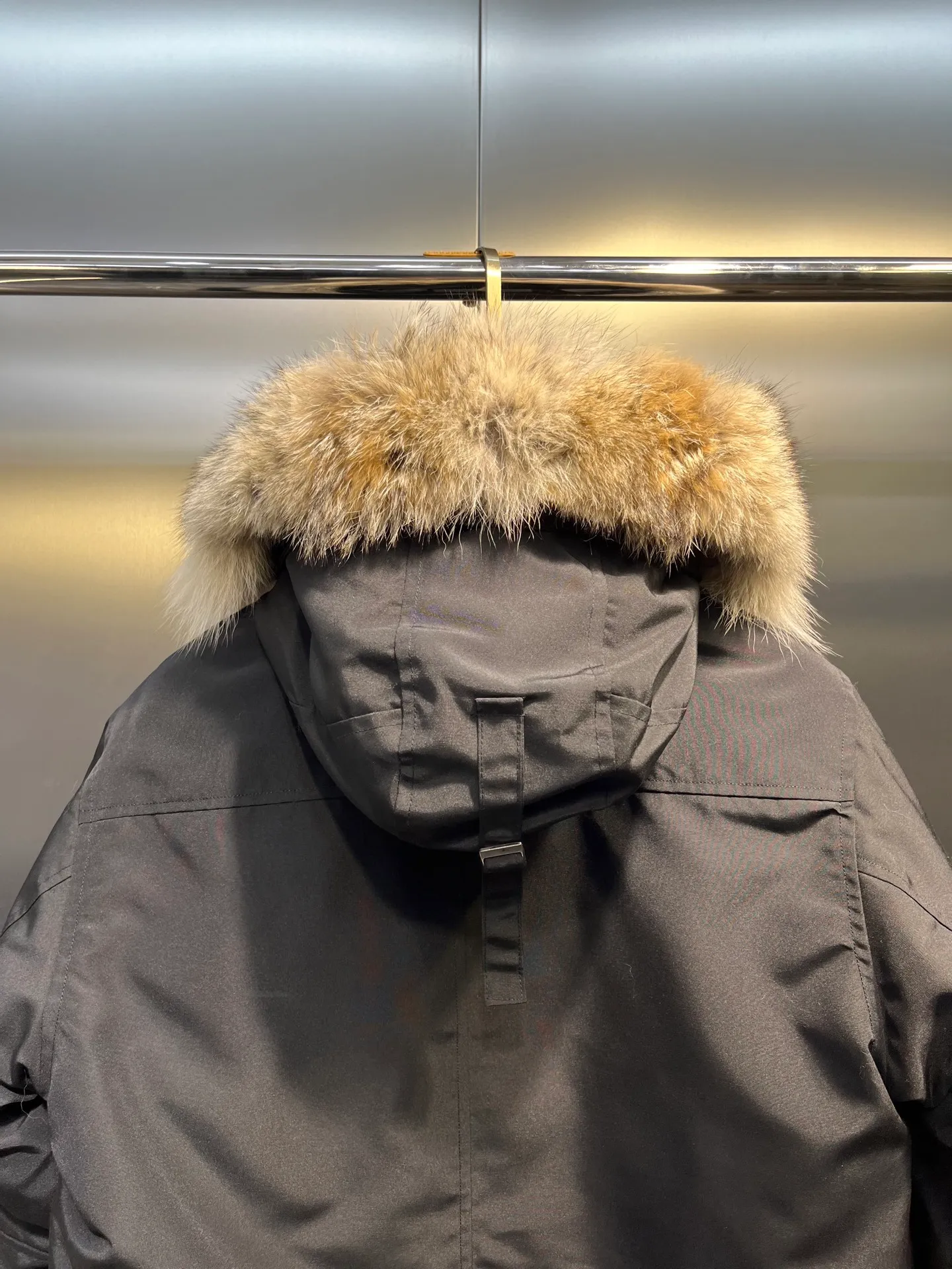 P860 Canada Goose model 06, the same model as the famous star, men's and women's models, with cold-proof flannel on the collar, which is close to the head and neck, comfortable and warm! The fabric is made of high-density nano-level waterproof fabric, which is windproof and wear-resistant and has a certain thickness! Seamless threaded cuffs! Avoid hard knots! It doesn’t matter how low the temperature is this winter, one piece is enough. I’ll give you the wind and temperature! Contains pure duck down, sufficient quantity, unique fashion design + waterproof craft fabric + big brand YKK double zipper pullers, real photos, upright style quality, regardless of the external standard and the internal content, you can feel free to compare it with the softer, easier to wrinkle and lighter version on the market!  size：s-xxl